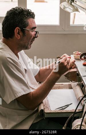 Technicien dentaire travaillant dans un atelier. Banque D'Images