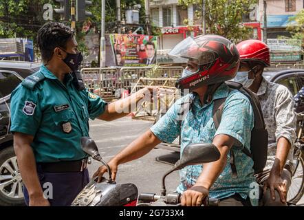 Dhaka, Bangladesh. 09e juillet 2021. La police vérifie la présence d'une carte de circulation des passagers émise par la police métropolitaine de Dhaka. (Photo par Abul Hayat Rahadh/Pacific Press) crédit: Pacific Press Media production Corp./Alay Live News Banque D'Images