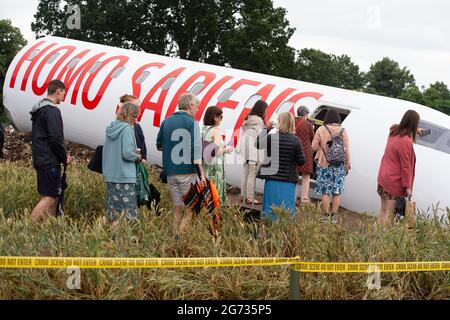 East Molesey, Surrey, Royaume-Uni. 8 juillet 2021. Les gens font la queue pour voir le très populaire Global impact Garden, extinction par Designr Felecity O'Rourke. C'était une journée très chargée aujourd'hui le jour 4 du RHS Hampton court Palace Garden Festival. Dans le vrai style britannique, le soleil brillait le matin mais de lourdes douches suivies dans l'après-midi comme les parasols et les ponchos étaient les accessoires incontournables. Crédit : Maureen McLean/Alay Banque D'Images