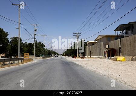 Parwan, Afghanistan. 10 juillet 2021. Montre la base aérienne de Bagram après que toutes les forces américaines et de l'OTAN ont été évacuées dans la province de Parwan, dans l'est de l'Afghanistan, le jeudi 8 juillet 2021. Toutes les forces des États-Unis et de l'OTAN en Afghanistan ont évacué l'aérodrome de Bagram près de la capitale afghane, Kaboul, en remettant la plus grande base de coalition aux troupes du gouvernement afghan, selon le ministère de la Défense afghan. L'aérodrome de Bagram, situé à environ 50 km au nord de Kaboul, a servi de base militaire principale des États-Unis et de l'OTAN en Afghanistan au cours des deux dernières décennies. Photo d'Ezatullah Alidost/ Credit: UPI/Alamy Live News Banque D'Images