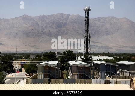 Parwan, Afghanistan. 10 juillet 2021. Montre la base aérienne de Bagram après que toutes les forces américaines et de l'OTAN ont été évacuées dans la province de Parwan, dans l'est de l'Afghanistan, le jeudi 8 juillet 2021. Toutes les forces des États-Unis et de l'OTAN en Afghanistan ont évacué l'aérodrome de Bagram près de la capitale afghane, Kaboul, en remettant la plus grande base de coalition aux troupes du gouvernement afghan, selon le ministère de la Défense afghan. L'aérodrome de Bagram, situé à environ 50 km au nord de Kaboul, a servi de base militaire principale des États-Unis et de l'OTAN en Afghanistan au cours des deux dernières décennies. Photo d'Ezatullah Alidost/ Credit: UPI/Alamy Live News Banque D'Images