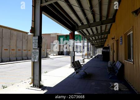 Parwan, Afghanistan. 10 juillet 2021. Montre la base aérienne de Bagram après que toutes les forces américaines et de l'OTAN ont été évacuées dans la province de Parwan, dans l'est de l'Afghanistan, le jeudi 8 juillet 2021. Toutes les forces des États-Unis et de l'OTAN en Afghanistan ont évacué l'aérodrome de Bagram près de la capitale afghane, Kaboul, en remettant la plus grande base de coalition aux troupes du gouvernement afghan, selon le ministère de la Défense afghan. L'aérodrome de Bagram, situé à environ 50 km au nord de Kaboul, a servi de base militaire principale des États-Unis et de l'OTAN en Afghanistan au cours des deux dernières décennies. Photo d'Ezatullah Alidost/ Credit: UPI/Alamy Live News Banque D'Images