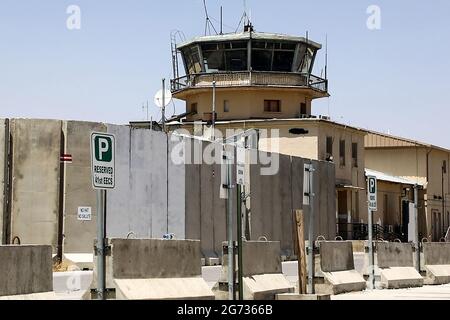 Parwan, Afghanistan. 10 juillet 2021. Montre la base aérienne de Bagram après que toutes les forces américaines et de l'OTAN ont été évacuées dans la province de Parwan, dans l'est de l'Afghanistan, le jeudi 8 juillet 2021. Toutes les forces des États-Unis et de l'OTAN en Afghanistan ont évacué l'aérodrome de Bagram près de la capitale afghane, Kaboul, en remettant la plus grande base de coalition aux troupes du gouvernement afghan, selon le ministère de la Défense afghan. L'aérodrome de Bagram, situé à environ 50 km au nord de Kaboul, a servi de base militaire principale des États-Unis et de l'OTAN en Afghanistan au cours des deux dernières décennies. Photo d'Ezatullah Alidost/ Credit: UPI/Alamy Live News Banque D'Images