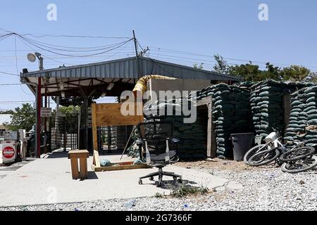 Parwan, Afghanistan. 10 juillet 2021. Montre la base aérienne de Bagram après que toutes les forces américaines et de l'OTAN ont été évacuées dans la province de Parwan, dans l'est de l'Afghanistan, le jeudi 8 juillet 2021. Toutes les forces des États-Unis et de l'OTAN en Afghanistan ont évacué l'aérodrome de Bagram près de la capitale afghane, Kaboul, en remettant la plus grande base de coalition aux troupes du gouvernement afghan, selon le ministère de la Défense afghan. L'aérodrome de Bagram, situé à environ 50 km au nord de Kaboul, a servi de base militaire principale des États-Unis et de l'OTAN en Afghanistan au cours des deux dernières décennies. Photo d'Ezatullah Alidost/ Credit: UPI/Alamy Live News Banque D'Images