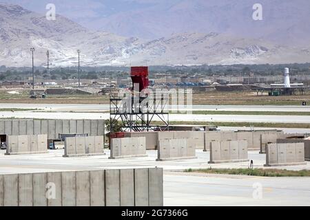 Parwan, Afghanistan. 10 juillet 2021. Montre la base aérienne de Bagram après que toutes les forces américaines et de l'OTAN ont été évacuées dans la province de Parwan, dans l'est de l'Afghanistan, le jeudi 8 juillet 2021. Toutes les forces des États-Unis et de l'OTAN en Afghanistan ont évacué l'aérodrome de Bagram près de la capitale afghane, Kaboul, en remettant la plus grande base de coalition aux troupes du gouvernement afghan, selon le ministère de la Défense afghan. L'aérodrome de Bagram, situé à environ 50 km au nord de Kaboul, a servi de base militaire principale des États-Unis et de l'OTAN en Afghanistan au cours des deux dernières décennies. Photo d'Ezatullah Alidost/ Credit: UPI/Alamy Live News Banque D'Images