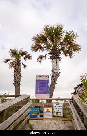 « The Washout », où l'ouragan Hugo a aplati la terre, est désormais un endroit de surf préféré des surfeurs locaux à Folly Beach, Caroline du Sud. Banque D'Images