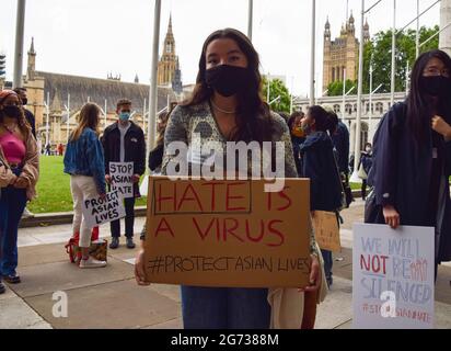 Londres, Royaume-Uni. 10 juillet 2021. Un manifestant tient un écriteau qui indique « la haine est UN virus » lors du rassemblement Halte à la haine asiatique sur la place du Parlement contre l'augmentation de la haine et du racisme anti-asiatiques à la suite de la pandémie du coronavirus. Crédit : SOPA Images Limited/Alamy Live News Banque D'Images