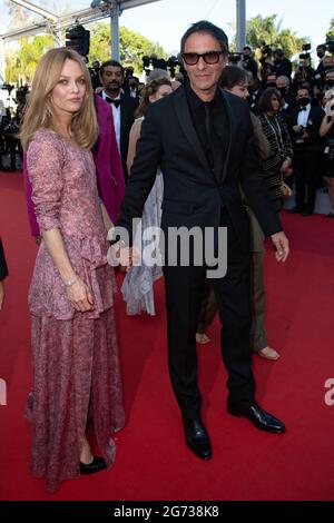 Vanessa Paradis et Samuel Benchetrit participant à la première de son vivant dans le cadre du 74e Festival international du film de Cannes, France, le 10 juillet 2021. Photo d'Aurore Marechal/ABACAPRESS.COM Banque D'Images