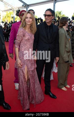 Vanessa Paradis et Samuel Benchetrit participant à la première de son vivant dans le cadre du 74e Festival international du film de Cannes, France, le 10 juillet 2021. Photo d'Aurore Marechal/ABACAPRESS.COM Banque D'Images