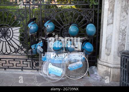 Venise, Italie. 09e juillet 2021. Les casques et l'équipement de la police anti-émeute italienne sont pendus sur une clôture, alors que la police attend que la manifestation anti G20 ait lieu sur le bord de mer de Venise (Zattere). (Photo de Bruna Casas/SOPA Images/Sipa USA) crédit: SIPA USA/Alay Live News Banque D'Images