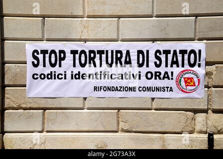 Venise, le 10 juillet 2021 : réunion du G20. 3000 personnes appartenant à plusieurs mouvements antigouvernementaux se réunissent à Zattere, dans l'après-midi, pour protester contre les politiques insuffisantes des ministres des Finances et des gouverneurs des banques centrales du G20, contre le réchauffement climatique et une imposition de 15% des multinationales. Lorsque les manifestants tentent de marcher vers le siège de l'Arsenale du sommet, la police les charge. Affrontements violents entre policiers et « antagonisti ». Banque D'Images