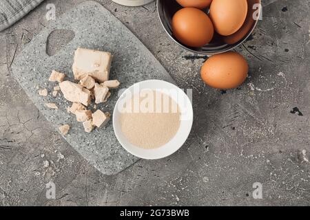 Planche avec différentes levures et ingrédients pour la boulangerie sur fond de grunge Banque D'Images