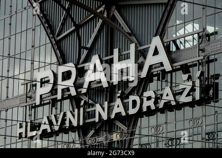 Gare centrale de Prague panneau Praha Hlavni Nadrazi Banque D'Images