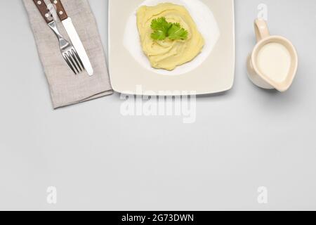 Composition avec une purée de pommes de terre savoureuse sur fond clair Banque D'Images