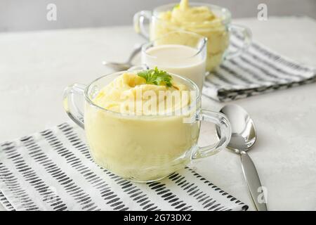 Pots avec une purée de pommes de terre savoureuse sur la table Banque D'Images