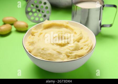 Bol avec une purée de pommes de terre savoureuse sur fond de couleur Banque D'Images