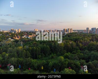 Téléphérique attraction vue aérienne en été vert ville de Kharkiv populaire loisirs Central Park, Sarzhyn Yar. Espace de loisirs dans le centre-ville Banque D'Images