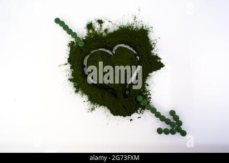 Poudre d'algue spiruline isolé sur fond blanc. Vue d'en haut Banque D'Images