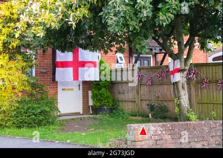 Bournemouth, Dorset, Royaume-Uni. 10 juillet 2021. Une maison à Bournemouth dans le Dorset décorée avec des drapeaux d'Angleterre en soutien de l'équipe de football d'Angleterre avant la finale de l'Euro 2020. Crédit photo : Graham Hunt/Alamy Live News Banque D'Images