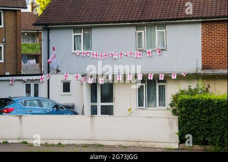 Bournemouth, Dorset, Royaume-Uni. 10 juillet 2021. Une maison à Bournemouth dans le Dorset décorée avec des drapeaux d'Angleterre en soutien de l'équipe de football d'Angleterre avant la finale de l'Euro 2020. Crédit photo : Graham Hunt/Alamy Live News Banque D'Images