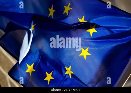 Bucarest, Roumanie - 25 janvier 2021 : le drapeau de l'Europe est vu agitant dans le vent sur un poteau à Bucarest. Banque D'Images