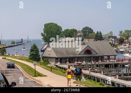 South Haven, MI, États-Unis - 7 juin 2008 : bâtiment municipal de la marina construit sur la rivière Black et se vidant dans le lac Michigan sous un ciel bleu. Bateaux sur l'eau et de peopl Banque D'Images