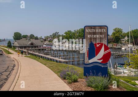 South Haven, MI, États-Unis - 7 juin 2008 : grand signe coloré de Riverfront à la Marina sur Black River sous le ciel bleu. Bateaux, quais et piétons. Gree Banque D'Images