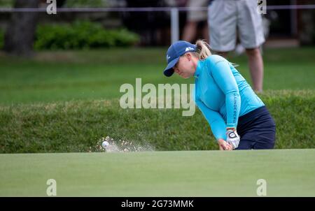 Sylvania, Ohio, États-Unis. 10 juillet 2021. Matilda Castren frappe un bunker tiré au troisième tour du Marathon Classic à Sylvania, Ohio. Crédit : Mark Bialek/ZUMA Wire/Alay Live News Banque D'Images