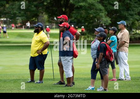 Sylvania, Ohio, États-Unis. 10 juillet 2021. Les fans de golf regardent un tir lors de la troisième partie du Marathon Classic à Sylvania, Ohio. Crédit : Mark Bialek/ZUMA Wire/Alay Live News Banque D'Images