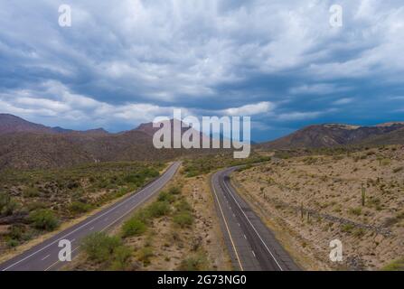 Autoroute panoramique avec vue aérienne à travers le désert aride Arizona montagnes voyage aventure route du désert Banque D'Images