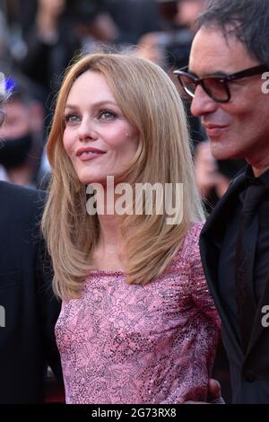 Vanessa Paradis et Samuel Benchetrit participant à la première de son vivant dans le cadre du 74e Festival international du film de Cannes, France, le 10 juillet 2021. Photo d'Aurore Marechal/ABACAPRESS.COM Banque D'Images