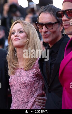 Vanessa Paradis et Samuel Benchetrit participant à la première de son vivant dans le cadre du 74e Festival international du film de Cannes, France, le 10 juillet 2021. Photo d'Aurore Marechal/ABACAPRESS.COM Banque D'Images