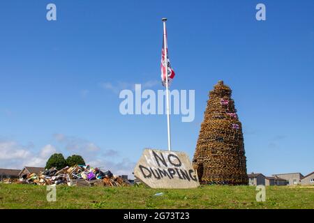 9 juillet 2021 UN panneau de non-dumping placé sous un drapeau syndical érigé sur le site du feu de camp protestant Kilcooley qui est construit pour être brûlé Banque D'Images