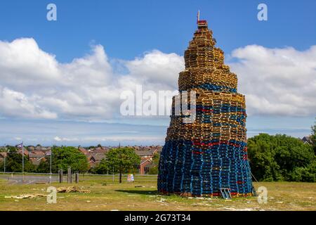 9 juillet 2021 le deuxième des deux feux de joie qui sont construits sur le domaine protestant Kilcooley pour brûler la nuit du 11 juillet. Cette année Banque D'Images