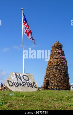 9 juillet 2021 UN panneau de non-dumping placé sous un drapeau syndical érigé sur le site du feu de camp protestant Kilcooley qui est construit pour être brûlé Banque D'Images