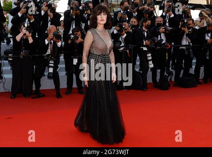 (210710) -- CANNES (FRANCE), 10 juillet 2021 (Xinhua) -- l'actrice française Isabelle Adjani pose alors qu'elle arrive pour la projection du film 'de son vivant' à la 74e édition du Festival de Cannes, dans le sud de la France, le 10 juillet 2021. (Xinhua) Banque D'Images