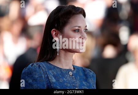 (210710) -- CANNES (FRANCE), 10 juillet 2021 (Xinhua) -- l'actrice française Marion Cotillard pose alors qu'elle arrive pour la projection du film 'de son vivant' à la 74e édition du Festival de Cannes, dans le sud de la France, le 10 juillet 2021. (Xinhua) Banque D'Images