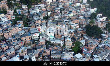 Favela Dona Marta sur la pente de Morro Dona Marta à Rio de Janeiro, Dona Marta slum à Rio de Janeiro, Favela Rio de Janeiro dans l'après-midi Banque D'Images