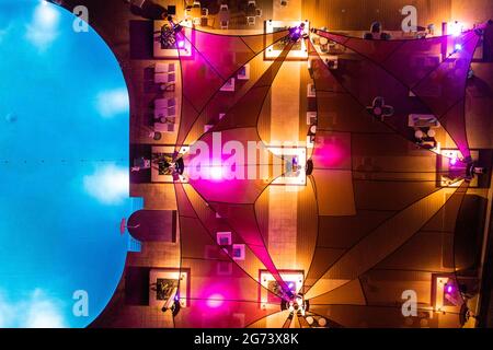 Vue aérienne de la piscine à débordement la nuit. Banque D'Images