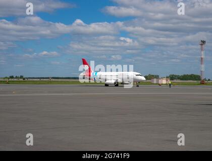 Avion de la compagnie aérienne de Yamal sur un tarmac de l'aéroport international de Tolmachevo, OVB, Novosibirsk, Russie Banque D'Images