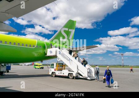 Passagers à bord de l'Airbus A320 Neo à la queue, exploités par les compagnies aériennes S7, l'aéroport international de Tolmachevo, OVB, Novosibirsk, Russie Banque D'Images