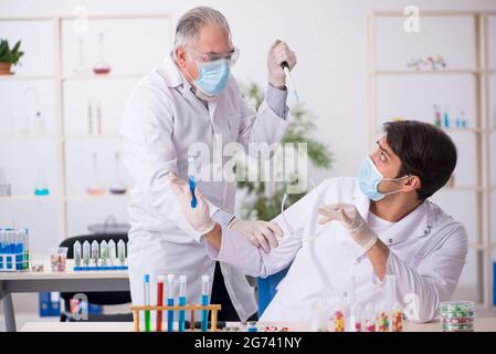 Deux chimistes en synthèse de médicaments concept au laboratoire Banque D'Images