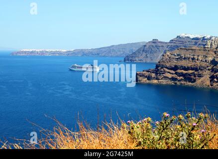 Vue sur la mer près de Megalochori à Santorini, Grèce. Banque D'Images