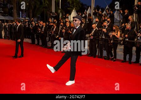 L'artiste JR participe à la première du « jour du drapeau » lors du 74e Festival annuel du film de Cannes au Palais des Festivals à Cannes, France, le 10 juillet 2021. Banque D'Images