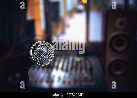 Microphone électronique sans fil sur un support. Banque D'Images