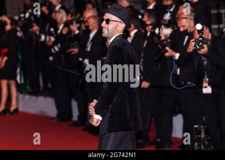 Cannes, France. 10 juillet 2021. CANNES - 10 JUILLET : JR arrive à la première du « JOUR DU DRAPEAU » lors du 74e Festival de Cannes le 10 juillet 2021 au Palais des Festivals de Cannes, France. (Photo de Lyvans Boolaky/ÙPtertainment/Sipa USA) crédit: SIPA USA/Alay Live News Banque D'Images