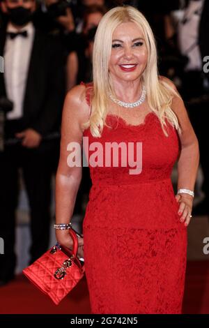 Cannes, France. 10 juillet 2021. CANNES - 10 JUILLET : Monika Bacardi arrive à la première du « JOUR DU DRAPEAU » lors du 74e Festival de Cannes le 10 juillet 2021 au Palais des Festivals de Cannes, France. (Photo de Lyvans Boolaky/ÙPtertainment/Sipa USA) crédit: SIPA USA/Alay Live News Banque D'Images