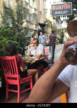 Café-terrasse dans le quartier de Cihangir à Istanbul, Turquie Banque D'Images