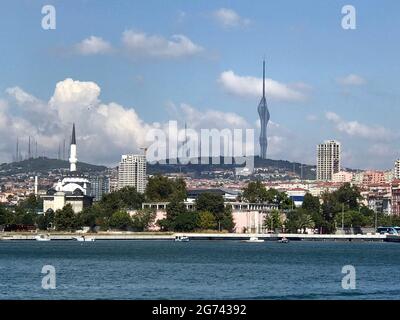 Vue sur la mer du Bosphore avec des collines et une grande tour de transmission à Istanbul, Turquie Banque D'Images