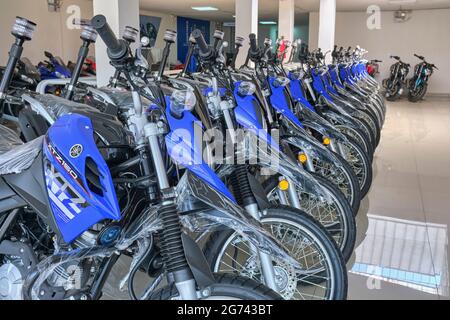 Lima, Pérou - 08 juillet 2021 : Yamaha Motorcycle Store, Yamaha XTZ150, Motorcycles dans la salle d'exposition Yamaha Shop. Ranger la moto, les outils professionnels, le sele Banque D'Images